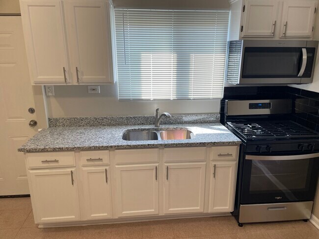 Building Photo - 714 Broadway Ave