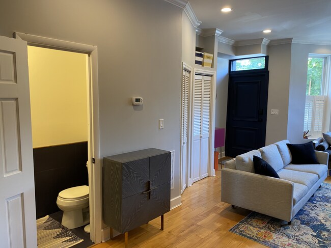 Tocador y sala de estar en la planta baja - 2033 13th St NW