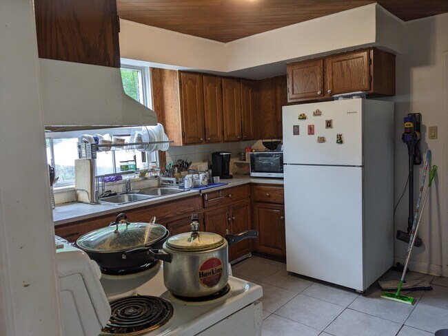 Photo du bâtiment - Yonge and Finch East Three Bedroom and 1.5...
