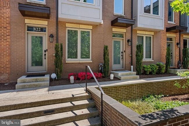 Building Photo - 820 Thompson Cres