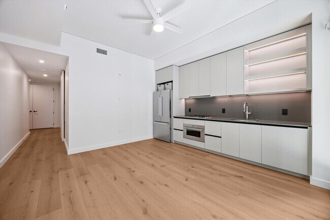 Building Photo - 610 Davis St