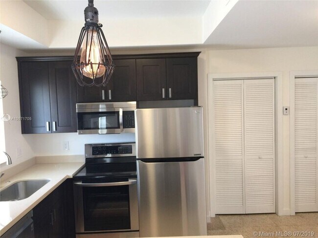 Foto del edificio - 1100 NE 5th Ter