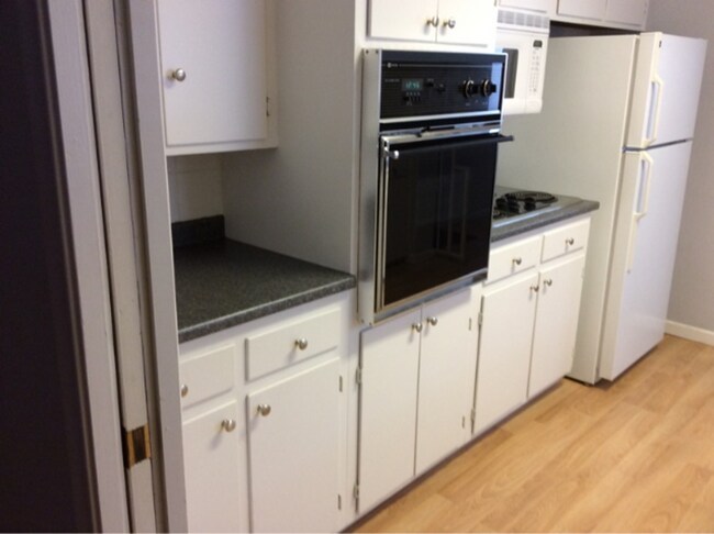 Building Photo - House north of U of A preleasing now for A...