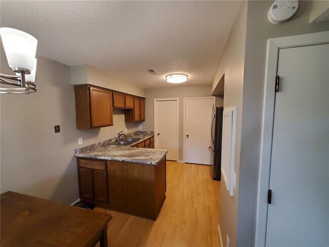Foto del edificio - 9358 Ranchview Ln N