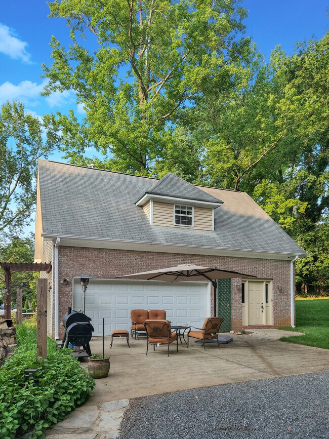 Building Photo - 2700 PENCOYD LN