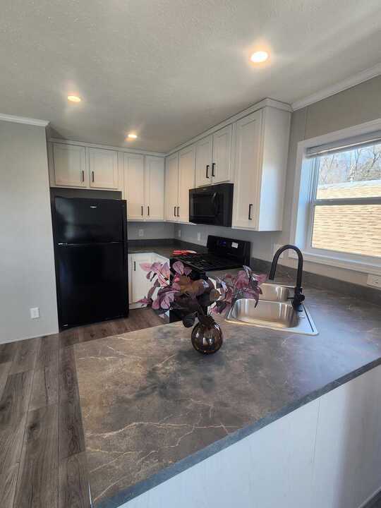 Building Photo - 16 Thomas Ln