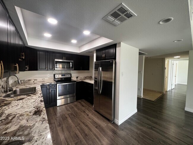 Foto del edificio - 7930 E Camelback Rd