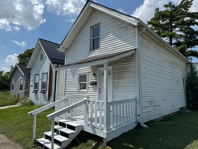 Foto del edificio - Fountain Square 2 Bed 1 Bath with large backyard.
