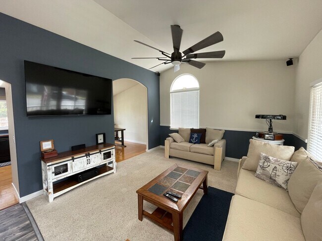 Foto del edificio - Modern Oak Harbor Living with a Fenced Backyard and Easy Commute