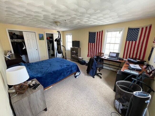 Dormitorio grande con armario doble y espacio para escritorio. - 22 Railroad Ave