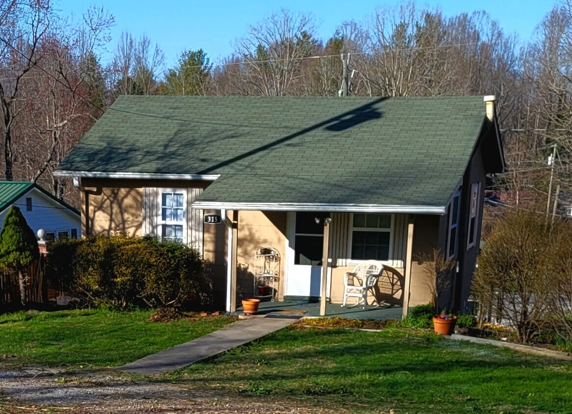 315 E Walker St, East Flat Rock, NC 28726 House Rental in East Flat