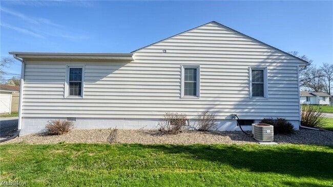 Building Photo - 2411 Bell St