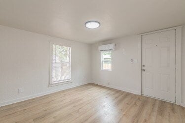 Foto del edificio - "Charming 2-Bedroom Retreat with Huge Yard...
