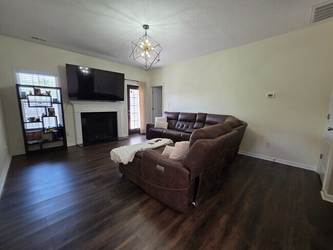 Foto del edificio - 702 Appling Ct