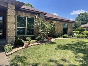 Building Photo - 2202 Ember Lee Dr