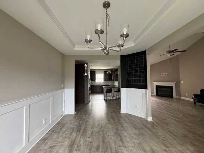 Foto del edificio - Spacious 4 Bed 3 Bath Home with Fenced Yard