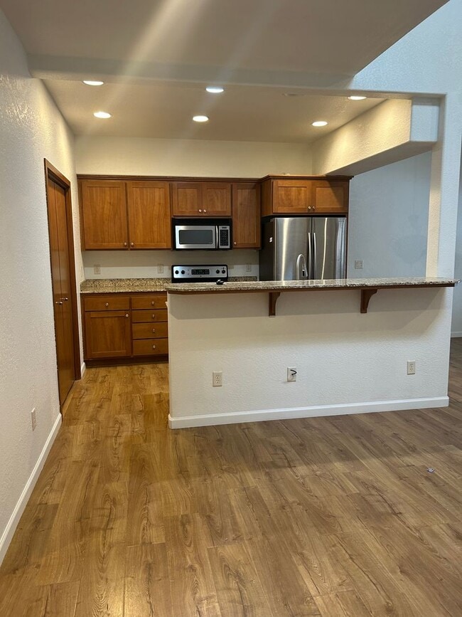 Building Photo - 2 Bedroom 1.5 Bath Townhouse