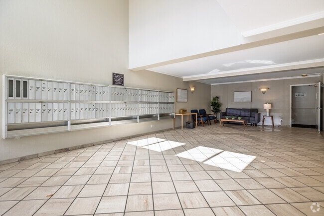 Lobby Photo - Oakview