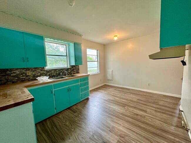 Building Photo - 611 N Pecan St