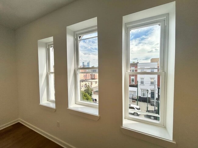 Building Photo - 2725 W Girard Ave