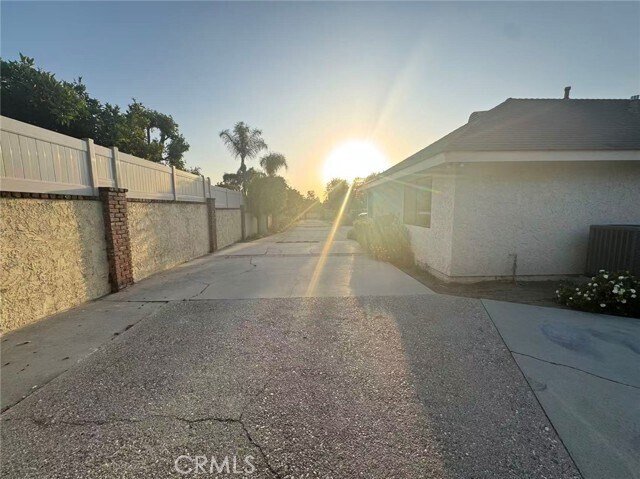 Foto del edificio - 3233 E Cameron Ave