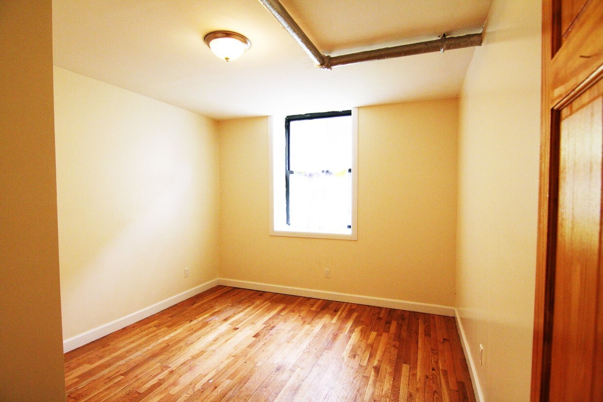 bedroom - 517 W 171st St