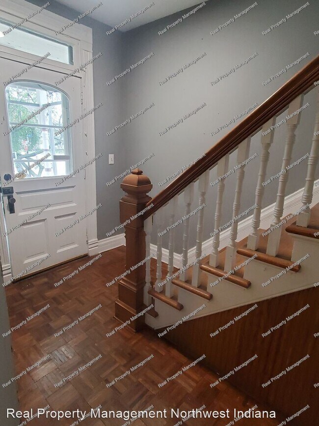 Foto del edificio - 5 br, 1.5 bath House - 158 N. Ridge St.