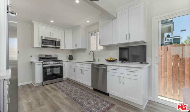 Foto del edificio - 817 N Kingsley Dr