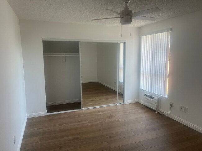 Dormitorio espacioso - Beachwood Village Apartments