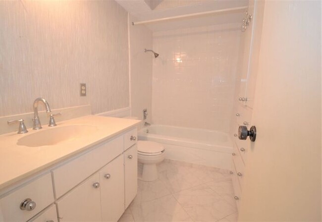 Foto del edificio - Tara Condos 2 Bed 1 Bath Apt NW 63rd & May...