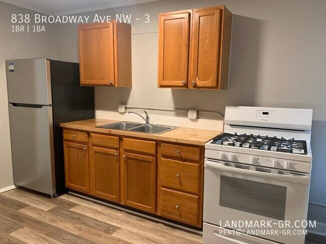 Building Photo - Available JUNE 7!!  1 Bed/ 1 Bath lower un...