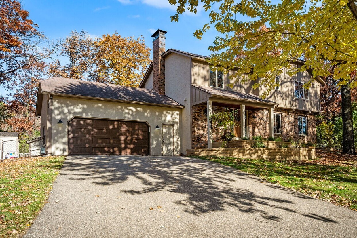 Foto principal - Stunning Remodeled 4BR Home w/ Pond View &...