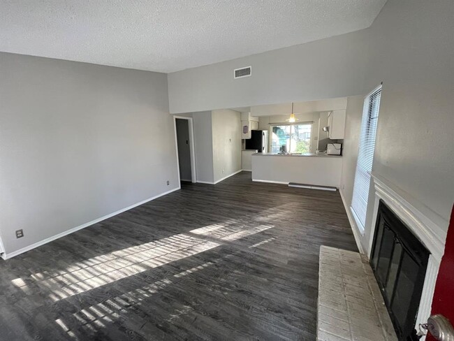 Building Photo - 12613 Tree Line Dr