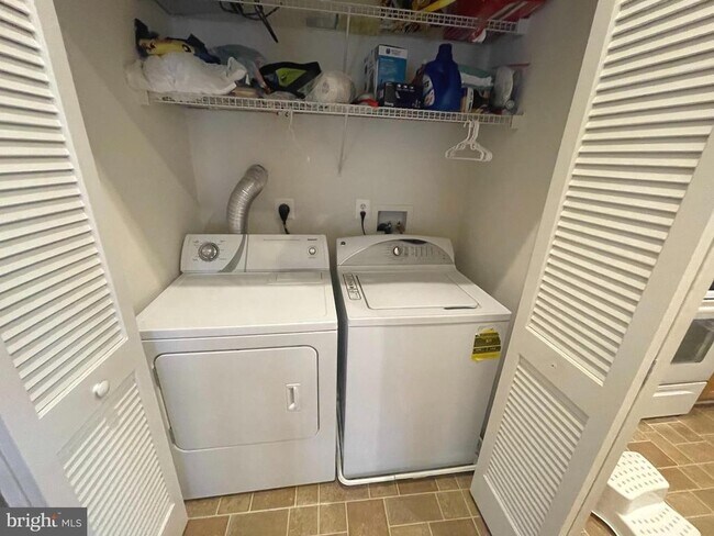 Foto del edificio - 2022 Hunting Ridge Dr