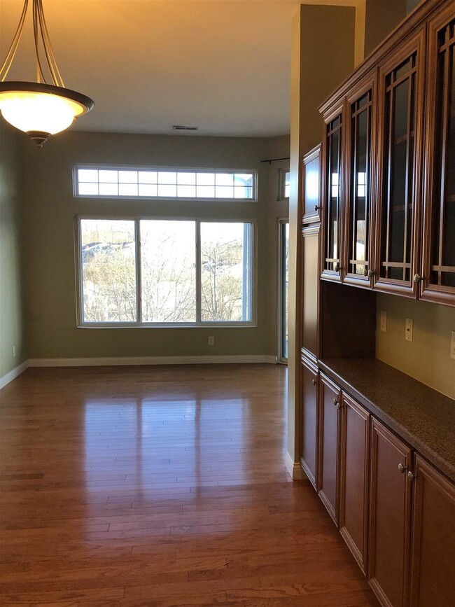 Foto del edificio - 349 Riverbend Dr