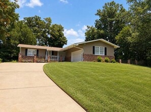 Building Photo - 933 Garrett Dr