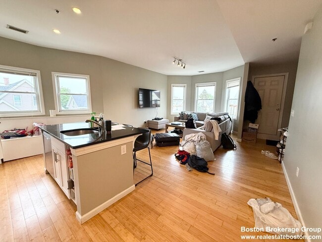 Photo - Amazing 4 bed 2 bath in Allston..... Apartment
