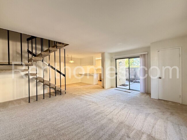Foto del edificio - 9628-32 Caminito Del Feliz, Spacious Townhome in Great Community Close to UCSD!