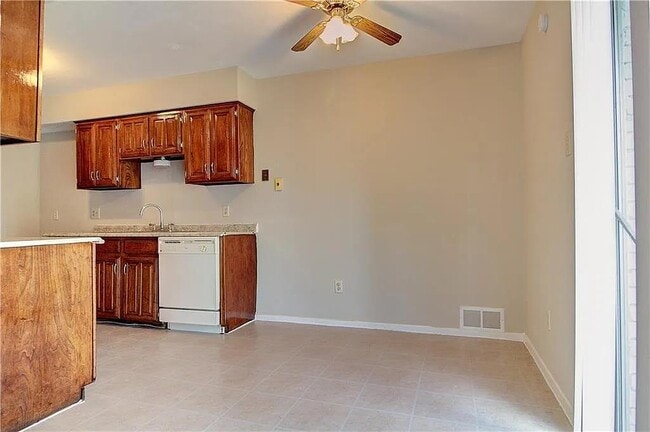 Building Photo - 3414 Chesapeake Dr