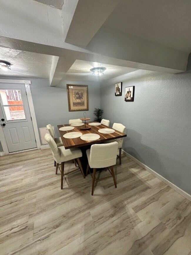 Foto del edificio - Nicely renovated 2Bd 2Ba house with large yard and pet friendly!! Available for a seasonal rental...