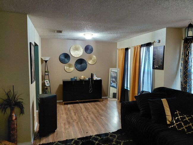 Sala de estar o comedor - 834 Ash Grove Ln