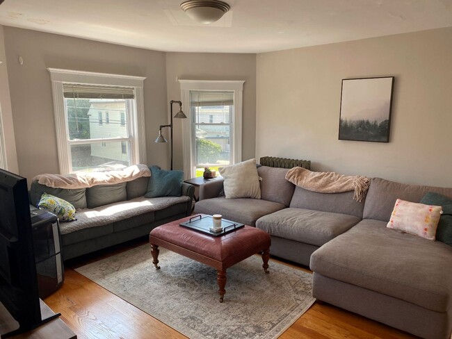 Foto del edificio - WOW!!!!  NO FEE!!  GORGEOUS 4 BED/2 BATH APARTMENT IN BRIGHTON'S OAK SQUARE AVAIL 9/1