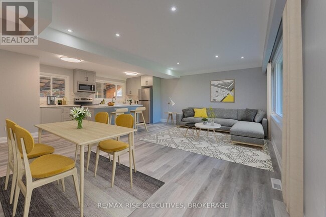 Building Photo - 740 Collins Bay Rd