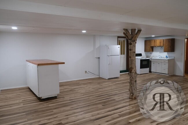 Building Photo - West Valley Studio Apartment - Washer/Drye...