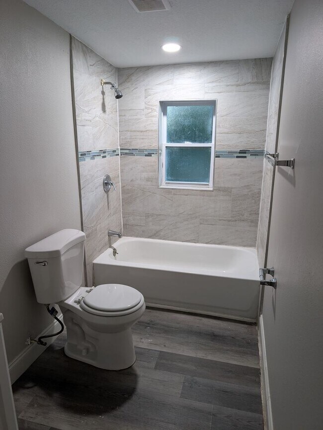 Foto del edificio - Renovated 3/2 in Oretega Farms