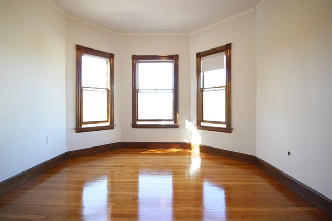 Building Photo - 334 Columbia St