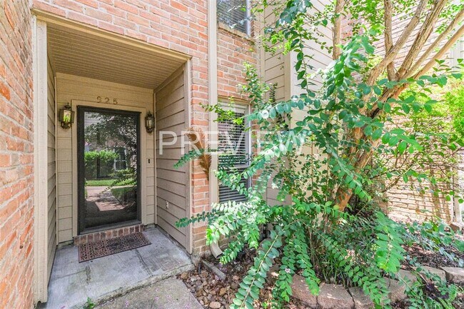 Building Photo - 925 Memorial Village Dr