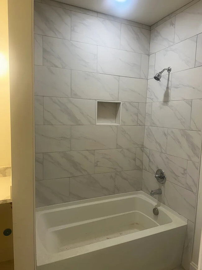 Foto del edificio - Room in House on Dixon Cir