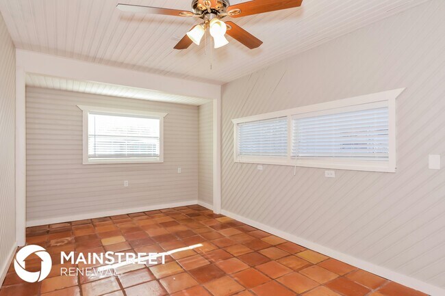 Building Photo - 2426 Stratford Dr