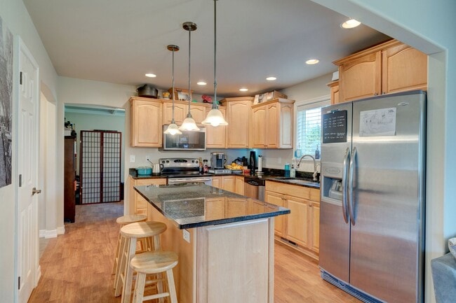 Building Photo - 3 Bed 2 Bath beautiful home on a corner lot in Admirals Cove